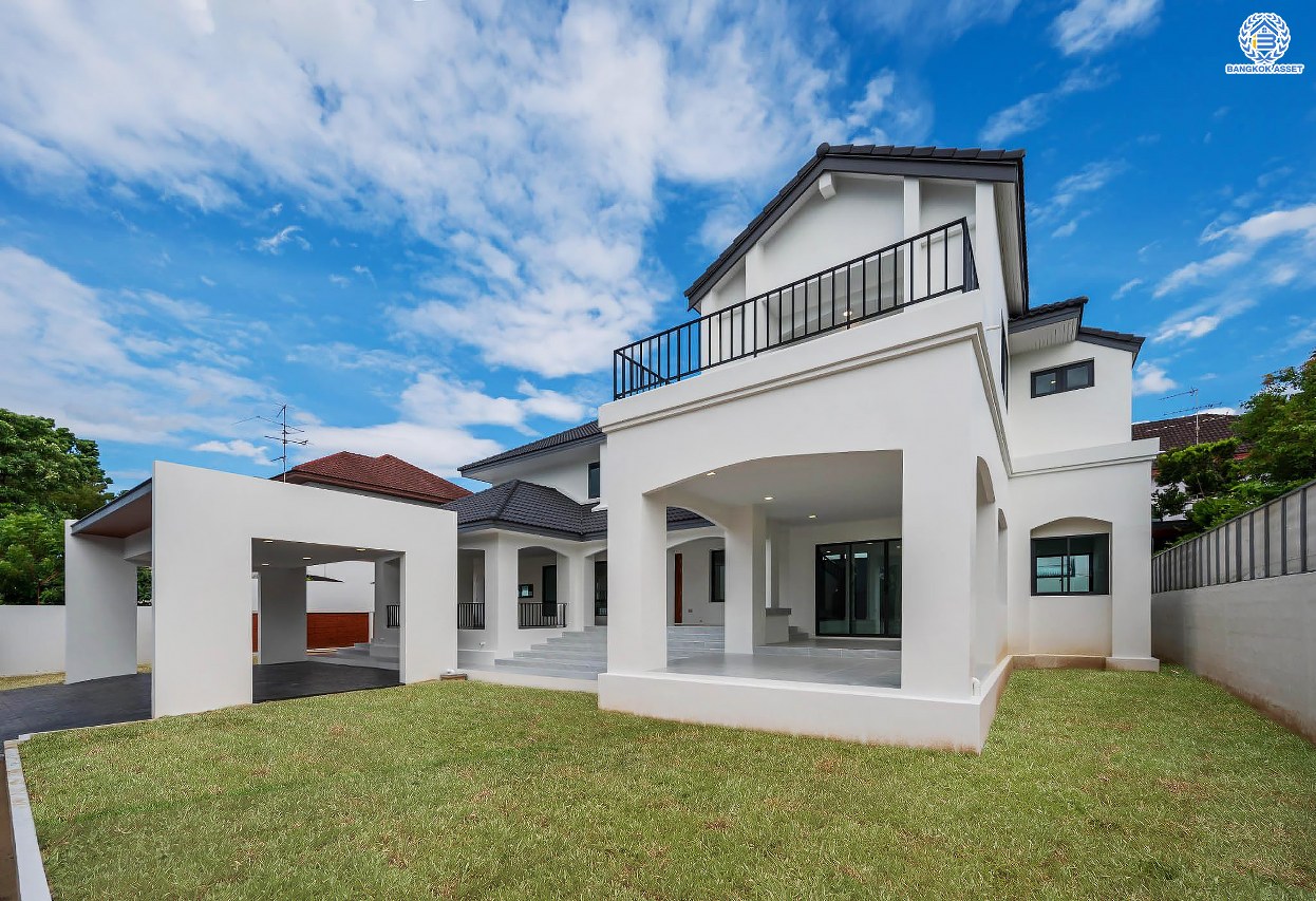 บ้านเดี่ยวฟิลคฤหาสน์มือสองตกแต่งใหม่ แบรนด์ LH ดีไซน์สุดหรูหรา โครงการ ลดาวัลย์ ปิ่นเกล้า เนื้อที่ 178.6 ตร.ว. บนพื้นที่ใช้สอยถึง 651.84 ตร.ม. ฟังก์ชันจัดเต็ม 5 ห้องนอน 7 ห้องน้ำ  1 ห้องแม่บ้าน จอดรถได้ถึง 3 คัน ทำเลศักยภาพติดถนนบรมราชชนนี เชื่อมต่อหลายเส้นทาง ใกล้มหาวิทยาลัยมหิดล และเซ็นทรัลศาลายา